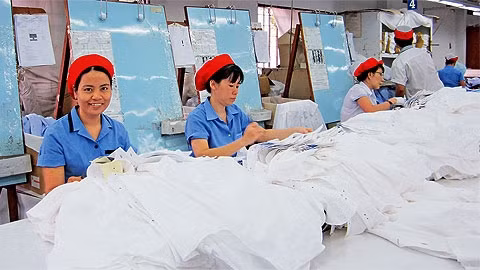 Kiểm tra sản phẩm áo sơ-mi xuất khẩu sang thị trường Nhật Bản trước khi đóng gói.