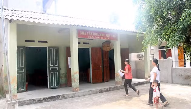 Nhiều trẻ em xã Ngô Xá, huyện Cẩm Khê phải học nhờ, học tạm trong các nhà văn hóa của khu dân cư.