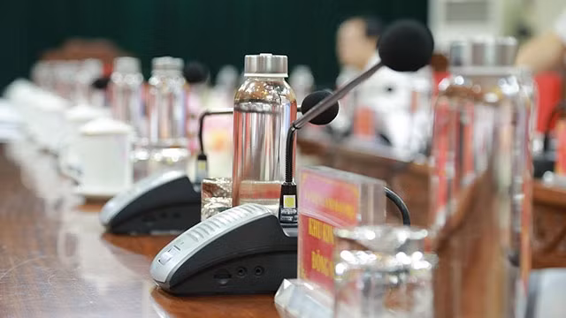 Một số cơ quan hành chính đang triển khai thay thế chai nhựa đựng nước bằng chai thủy tinh.