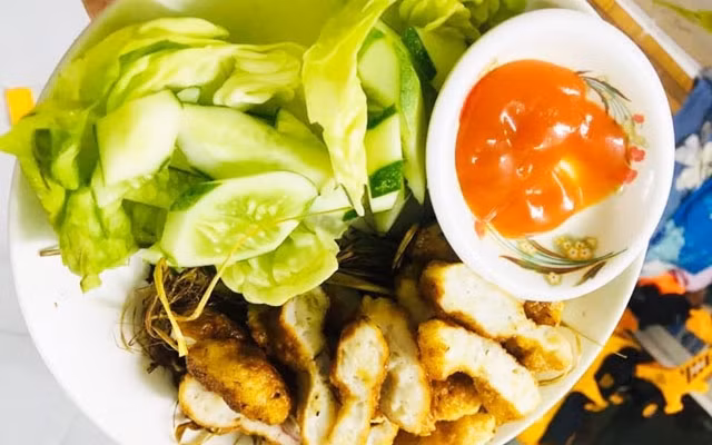 Vị giòn của bánh tráng, vị bùi của mè (vừng), vị dai ngọt của chả cá, vị cay nồng của tương ớt quyện vào nhau. 