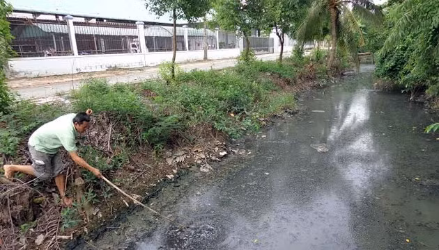 Nước kênh Nam Vang ô nhiễm đen kịt, hôi thối do nước thải của CCN Tân Mỹ Chánh.