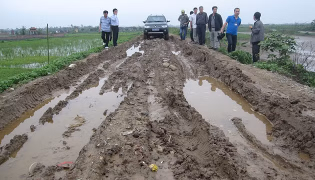 Xe bảy chỗ cũng không thể vượt qua đoạn đê này.