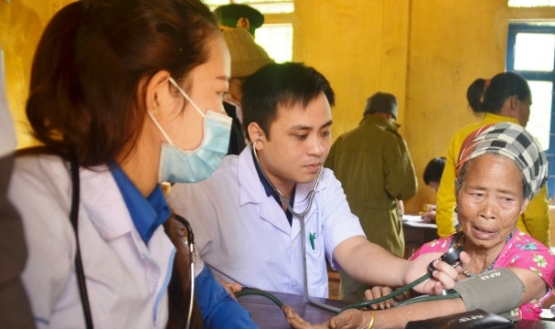 Khám và cấp thuốc miễn phí cho người dân xã Hướng Lập, huyện Hướng Hóa (Quảng Trị).