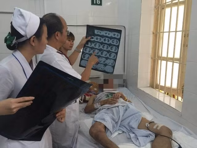 PGS.TS Đỗ Duy Cường thăm khám cho bệnh nhân whitmore.