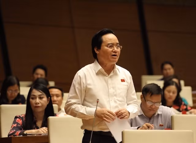 Bộ trưởng GD-ĐT Phùng Xuân Nhạ giải trình tại phiên thảo luận tại hội trường, Kỳ họp thứ sáu Quốc hội khoá XIV chiều 26-10