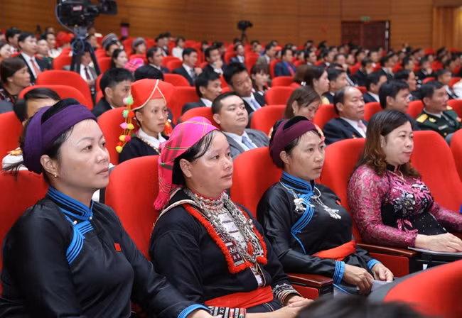 Nhờ làm tốt công tác quy hoạch đào tạo, tỷ lệ cán bộ trẻ, cán bộ nữ, cán bộ người dân tộc thiểu số của tỉnh Lào Cai tham gia cấp ủy khóa mới đều đạt cao. Trong ảnh: Các đại biểu nữ dự Đại hội Đảng bộ 