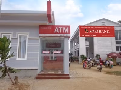 ATM đầu tiên có mặt tại huyện đảo Lý Sơn được Agribank triển khai phục vụ nhu cầu thanh toán của người dân và khách du lịch 24/7.