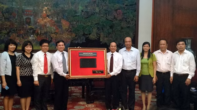Lãnh đạo tỉnh Phú Thọ tiếp nhận Mộc bản triều Nguyễn về Truyền thuyết Hùng Vương.