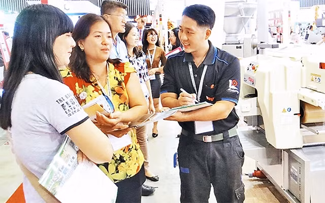 Nhiều việc làm thời vụ giúp sinh viên tăng thêm thu nhập.