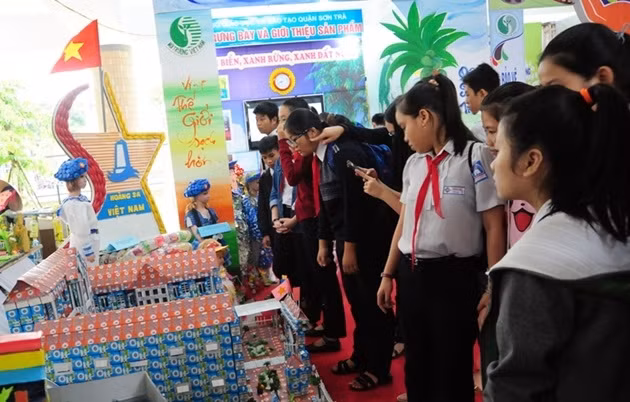 Học trò hào hứng với các sản phẩm bảo vệ môi trường.