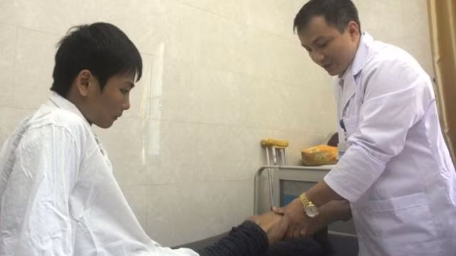 BS Trần Hoàng Tùng khám lại cho bệnh nhân sau khi ghép gân xương từ người chết não. 