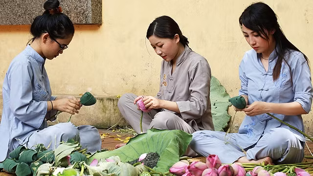 Công đoạn sản xuất trà sen khá cầu kỳ, tỉ mỉ.