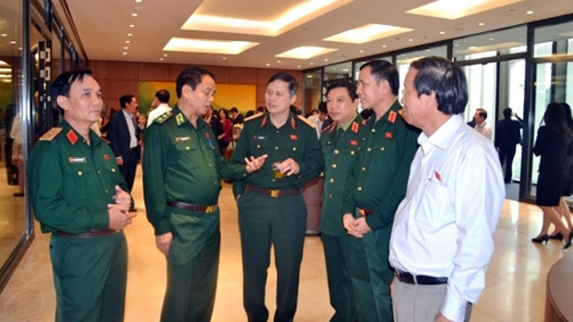 Các đại biểu trao đổi bên lề Quốc hội ngày 6-11. 