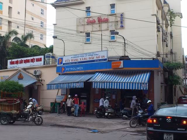 Các cây xăng nằm cạnh khu dân cư và cửa hàng kinh doanh luôn tiềm ẩn nguy cơ cháy nổ.