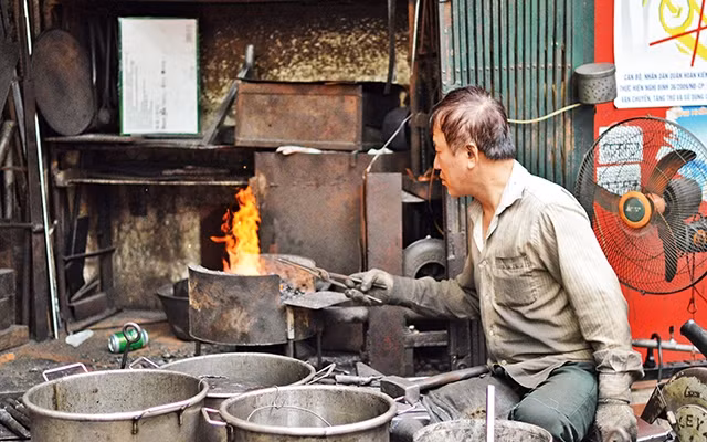 Ông Nguyễn Phương Hùng gắn bó với nghề rèn thủ công hơn 20 năm qua.