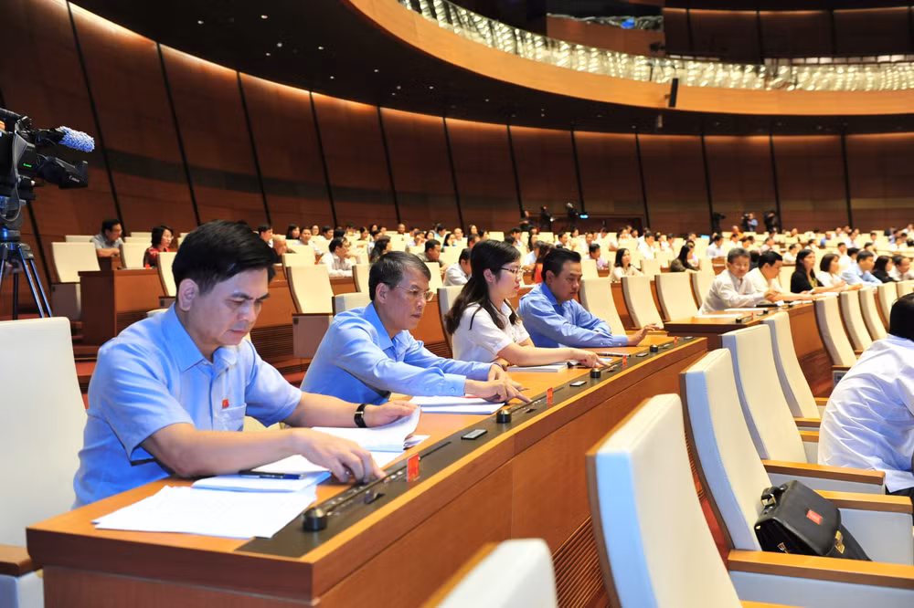 Các đại biểu thông qua Luật Đường sắt (sửa đổi)