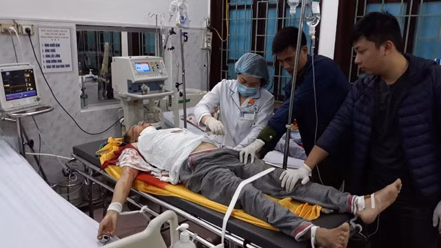 Hung thủ Trịnh Viết Ba được cấp cứu sau khi tự tử vì gây thảm án.