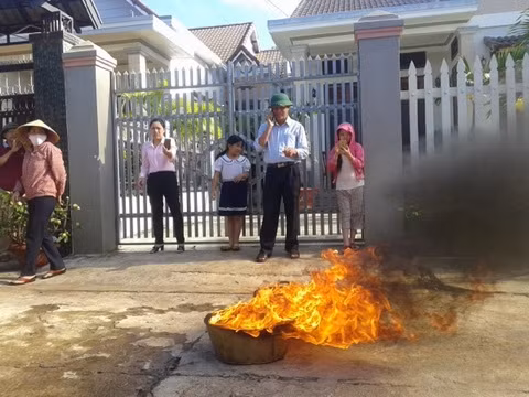 Nước giếng của một số hộ dân ở buôn Jù, xã Ea Tu, thành phố Buôn Ma Thuột khi bơm lên châm lửa cháy ngùn ngụt.