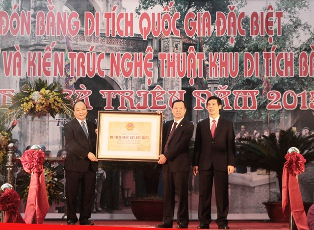 Phó Thủ tướng Chính phủ Nguyễn Xuân Phúc trao bằng xếp hạng Di tích Quốc gia đặc biệt Khu Di tích Bà Triệu cho tỉnh Thanh Hóa.