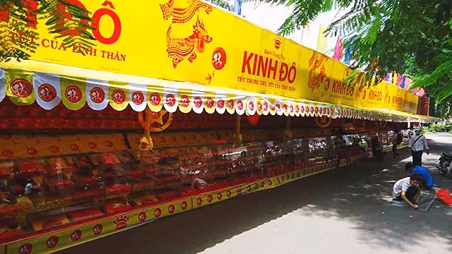 Đến mùa Trung thu các công ty sản xuất bánh, kẹo lại được các nhà đầu tư quan tâm.