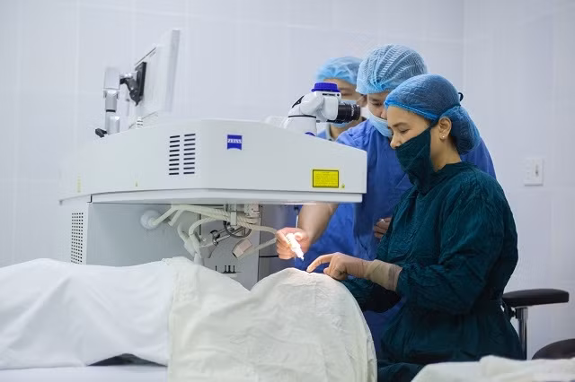 TS, BS Nguyễn Thu Hương, Giám đốc Bệnh viện Mắt Hà Đông thực hiện ca phẫu thuật tật khúc xạ bằng phương pháp hiện đại Lasik.