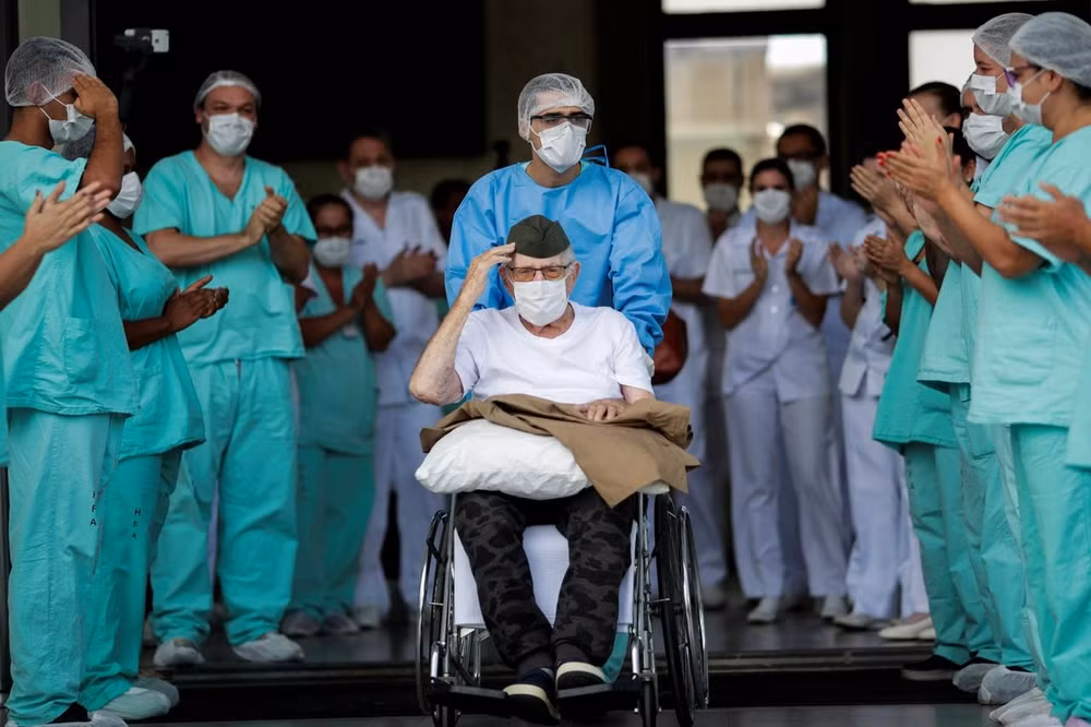 Cụ ông Ermando Piveta, người cao tuổi nhất Brazil "đánh bại" Covid-19 trong ngày xuất viện (Ảnh: REUTERS)