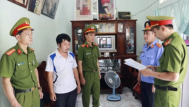 Đối tượng Nguyễn Xuân Hợp (áo trắng) tại thị xã Hương Thủy (tỉnh Thừa Thiên Huế) hứa hẹn xin việc làm cho nhiều nạn nhân rồi lừa đảo chiếm đoạt tài sản. Ảnh: PHÚC ĐẠT