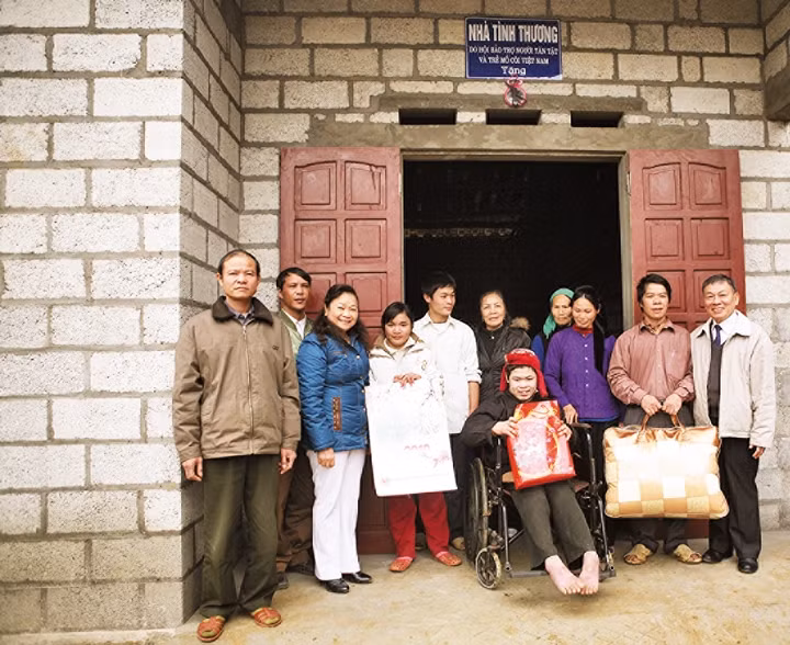 Trao nhà tình thương ở Cao Bằng.