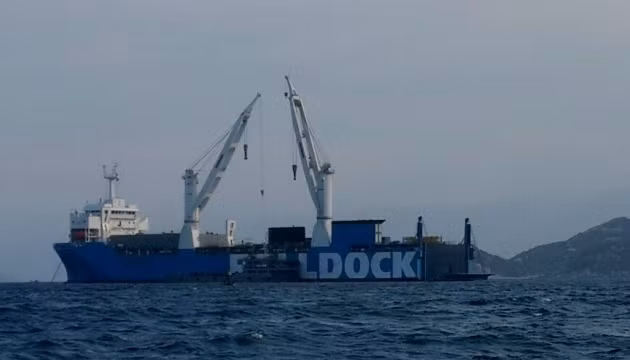 Tàu hàng Rolldock chở tàu ngầm Kilo thứ hai của Việt Nam ở vịnh Cam Ranh.