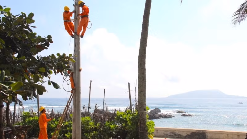 Những công nhân làm việc miệt mài ngày đêm để đưa điện ra đảo phục vụ nhân dân.