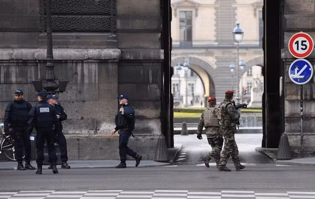 Các lực lượng an ninh Pháp phong toả toàn bộ khu vực Bảo tàng Louvre. (Ảnh: Le Monde).