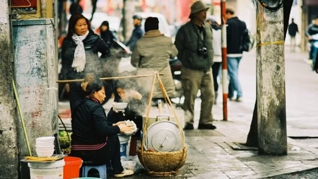 Những gánh Phở nghi ngút khói trong tiết trời se lạnh thu hút khách hàng.