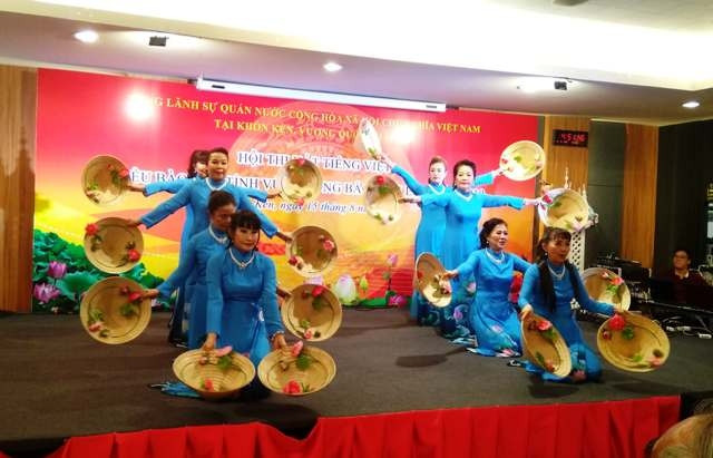 Bà con Việt kiều tham gia Cuộc thi.