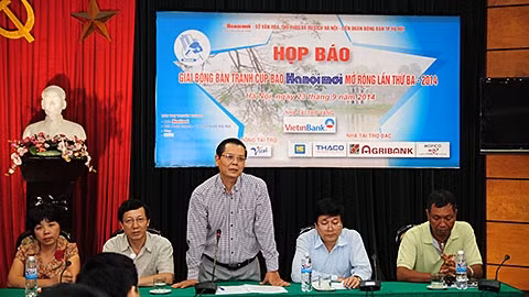 Đồng chí Tô Quang Phán, Tổng Biên tập Báo Hà Nội Mới, Trưởng Ban tổ chức Giải, cùng các thành viên Ban tổ chức Giải tại buổi họp báo.