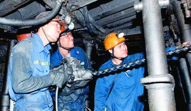 Khoan đất đá trong hầm lò. Ảnh: TRẦN QUANG