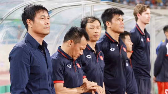 HLV Hữu Thắng (ngoài cùng bên trái) từ chức sau thất bại tại SEA Games 29.Ảnh: LÊ MINH