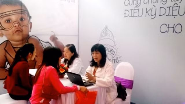 Các bác sĩ Bệnh viện Phụ sản T.Ư tư vấn cho các bà mẹ sắp sinh con.