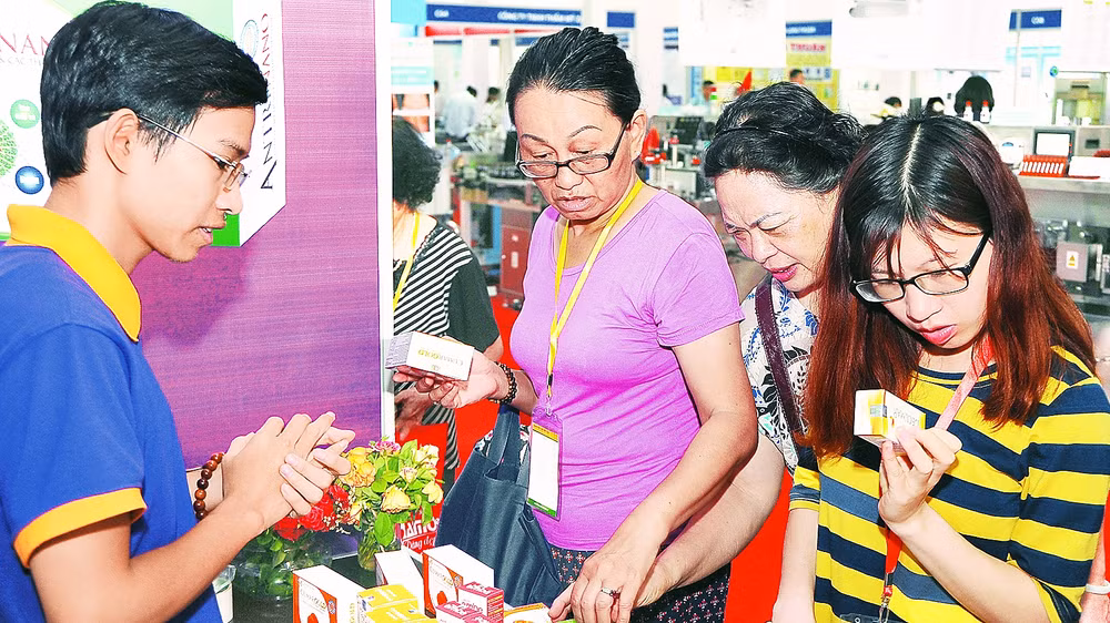 Việc mua bán tân dược dễ dàng tạo kẽ hở cho tội phạm sản xuất ma túy lợi dụng. Ảnh: Nguyễn Nam