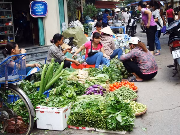 Mua, bán rau tại một chợ "cóc" ở Hà Nội.