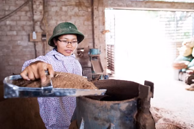Chị Nguyễn Phương Thanh, quản lý xưởng sản xuất viên nén mùn cưa, một trong những người được thụ hưởng ưu đãi từ dự án.