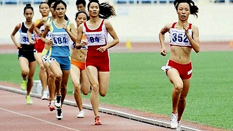 Đỗ Thị Thảo (ngoài cùng bên phải) vừa mang về thêm một HCV cho Điền kinh Việt Nam tại SEA Games 27. (Ảnh minh họa)