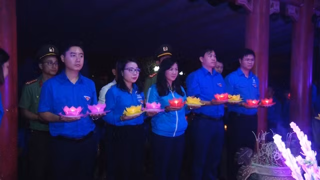 Thắp nến tri ân các Anh hùng liệt sĩ, TNXP tại Khu di tích lịch sử quốc gia Truông Bồn.