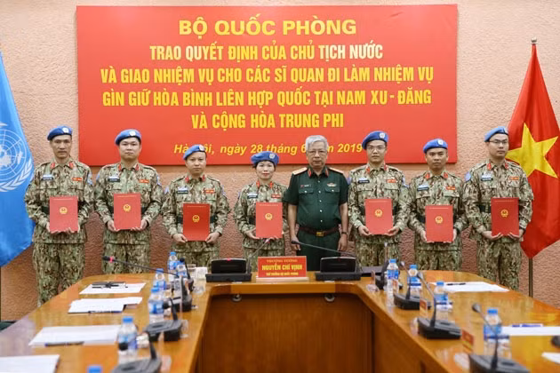 Thượng tướng Nguyễn Chí Vịnh trao Quyết định của Chủ tịch nước cho bảy sĩ quan.