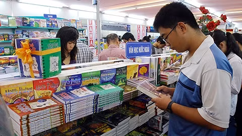 Bạn đọc mua sách tại cửa hàng của Công ty cổ phần phát hành sách TP Hồ Chí Minh. Ảnh: ĐỨC ANH