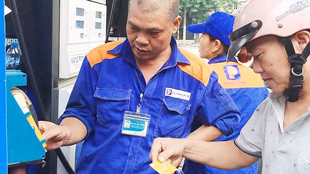 Quẹt thẻ mua xăng