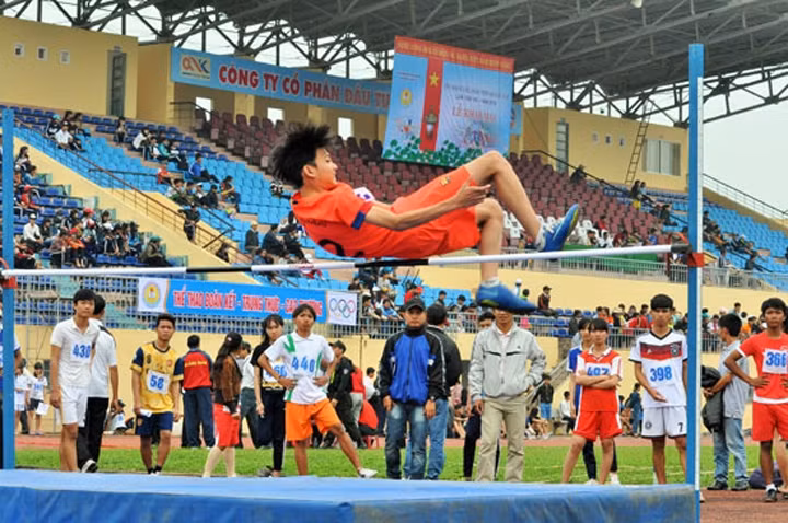 Thi đấu môn nhảy cao tại Hội khỏe Phù Đổng 2016.
