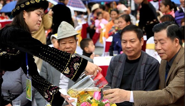 Đông đảo du khách tham gia lễ hội và thưởng thức trà hoa vàng.