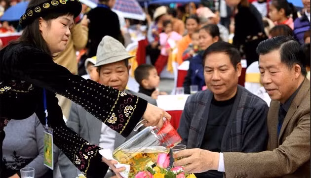 Đông đảo du khách tham gia lễ hội và thưởng thức trà hoa vàng.