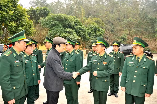 Chủ tịch nước Trương Tấn Sang thăm cán bộ chiến sĩ đồn BP Chi Ma.