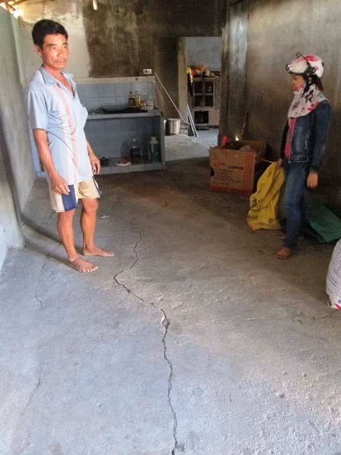 Nhiều nhà dân ở thôn Chiêm Sơn bị nứt do nổ mìn thi công hầm đường cao tốc.